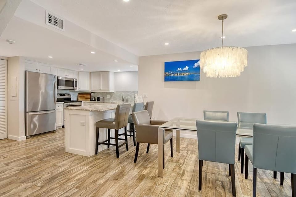 Open from kitchen to the dining room