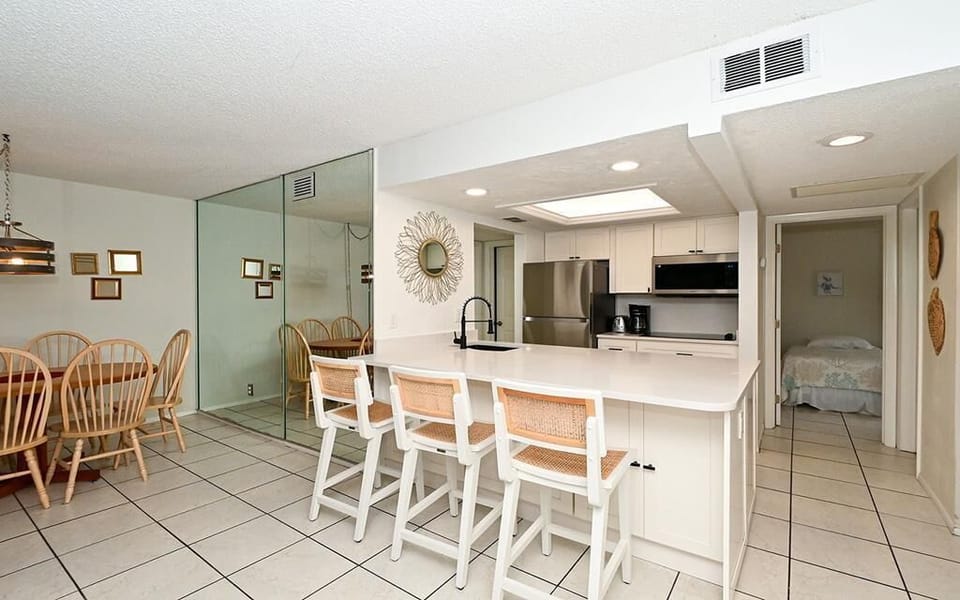 Bartop and Kitchen