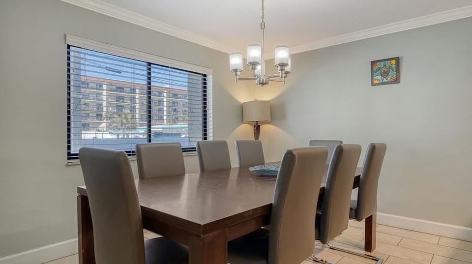 Seating for 8 in the dining room