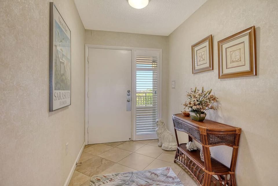 Inviting foyer with decorative furniture 