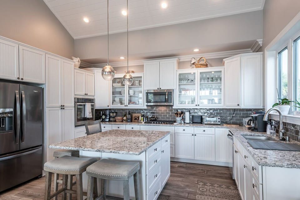 Fully equipped kitchen with island