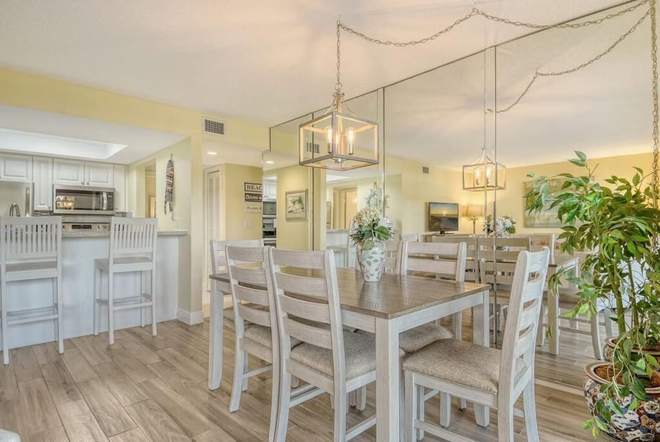 Plenty of dining options - table and breakfast bar