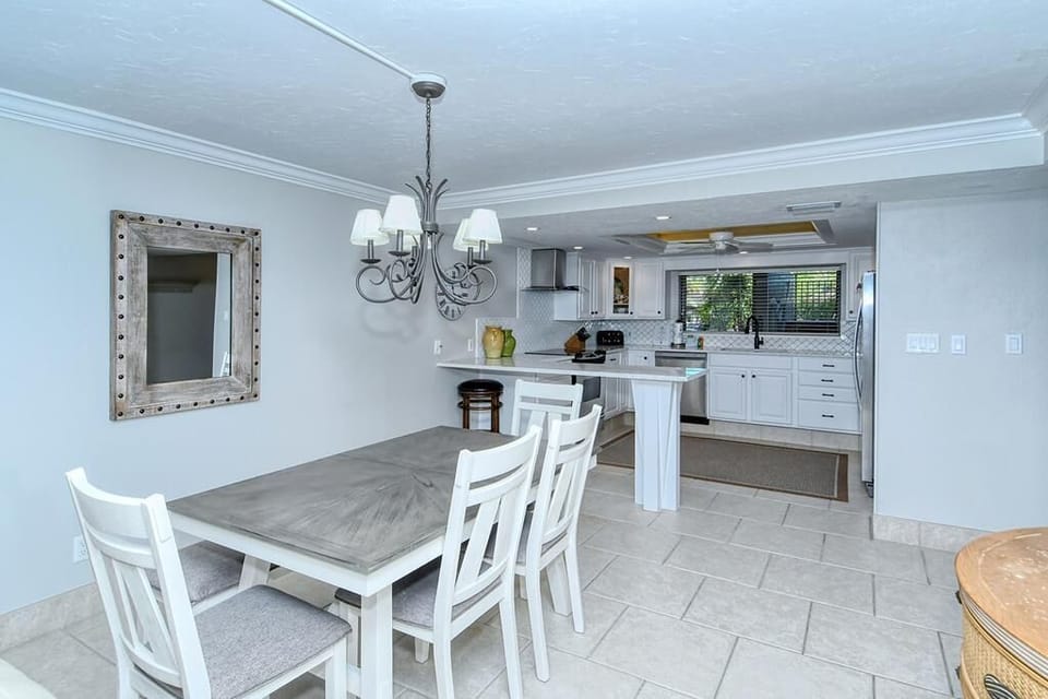 Dining area/kitchen