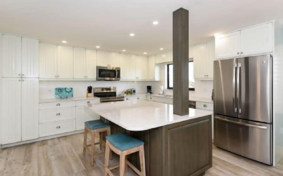 Gorgeous, Full Kitchen with Large Island