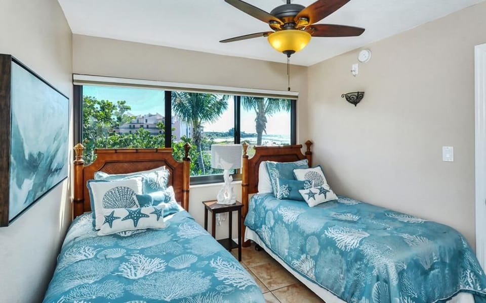 Two twin beds in the guest bedroom 