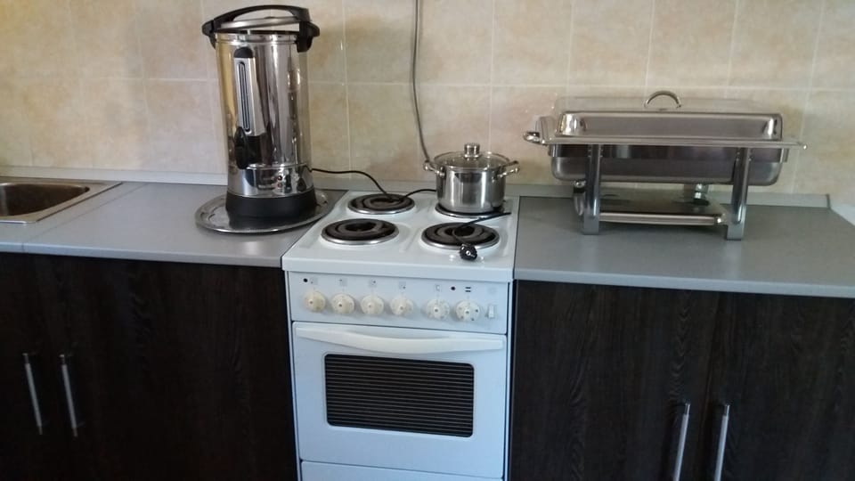 Full-size fridge, microwave, oven, stovetop