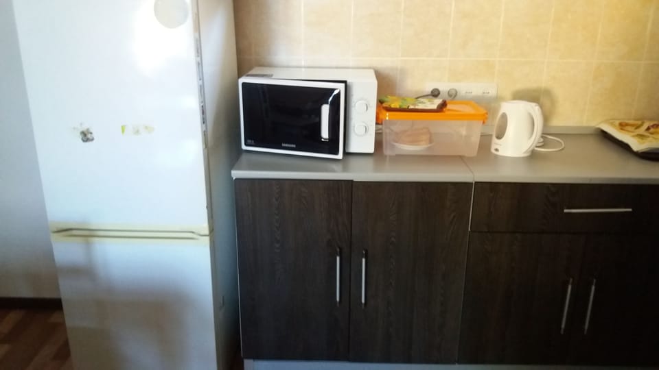 Full-size fridge, microwave, oven, stovetop