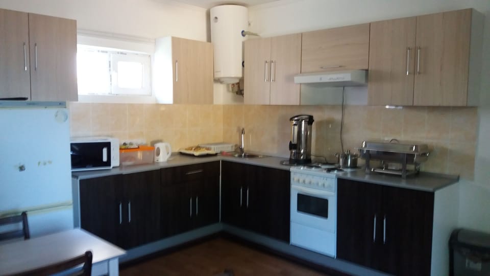 Full-size fridge, microwave, oven, stovetop