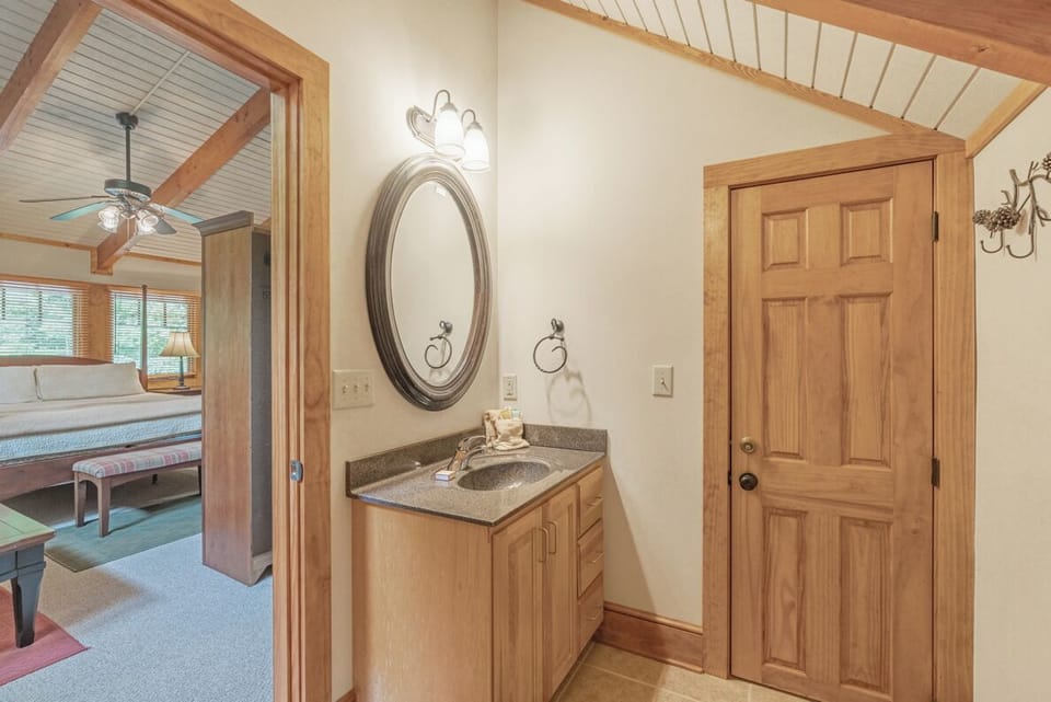 Guest Bathroom--- Upstairs