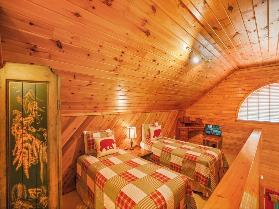 Loft Area--- Twin Beds, TV