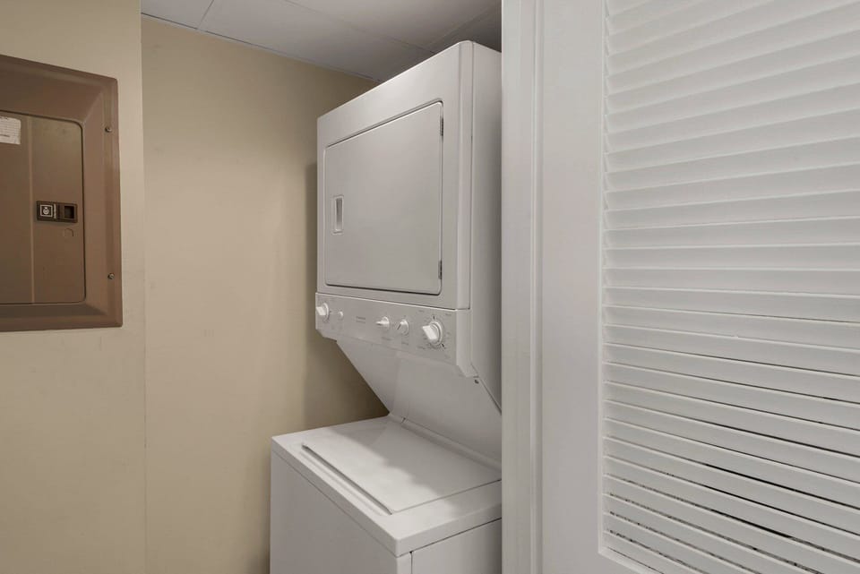 Stack washer/dryer