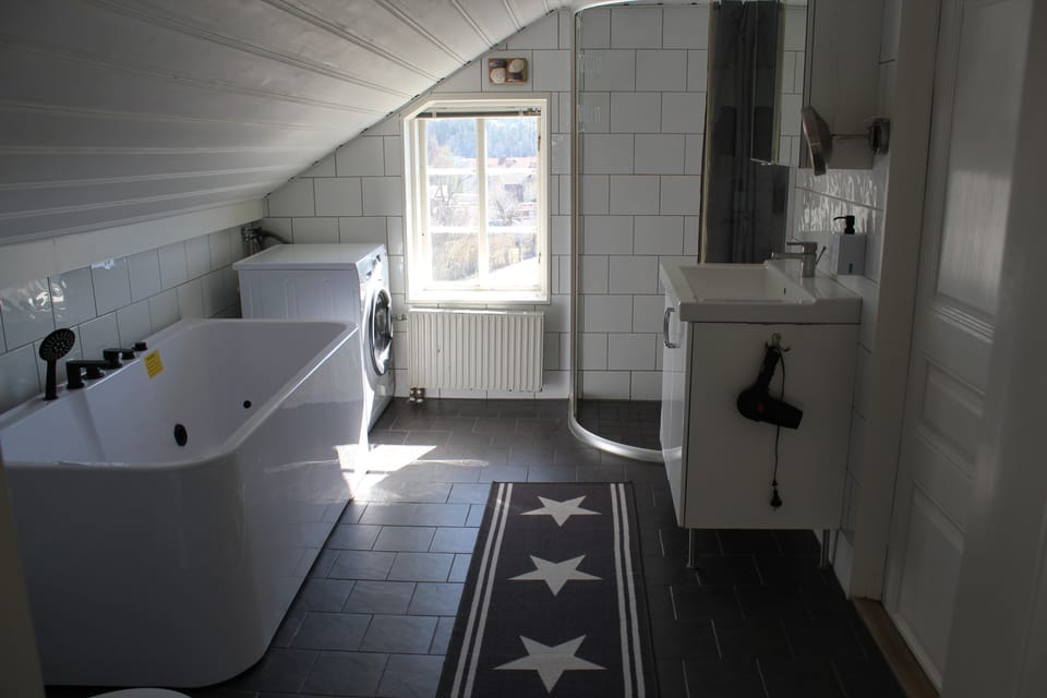 Family Suite, 3 Bedrooms | Bathroom | Shower, hair dryer, towels