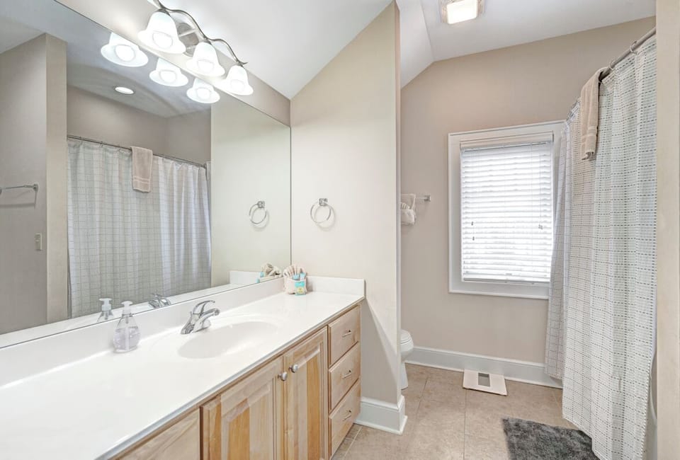 Guest Bathroom--- Upstairs