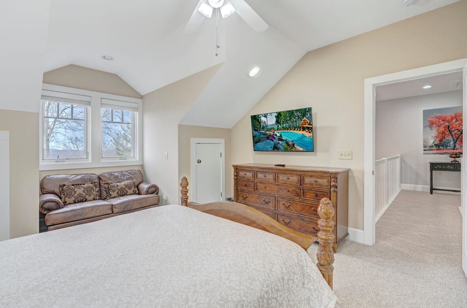 Guest Bedroom--- Queen Size Bed, TV