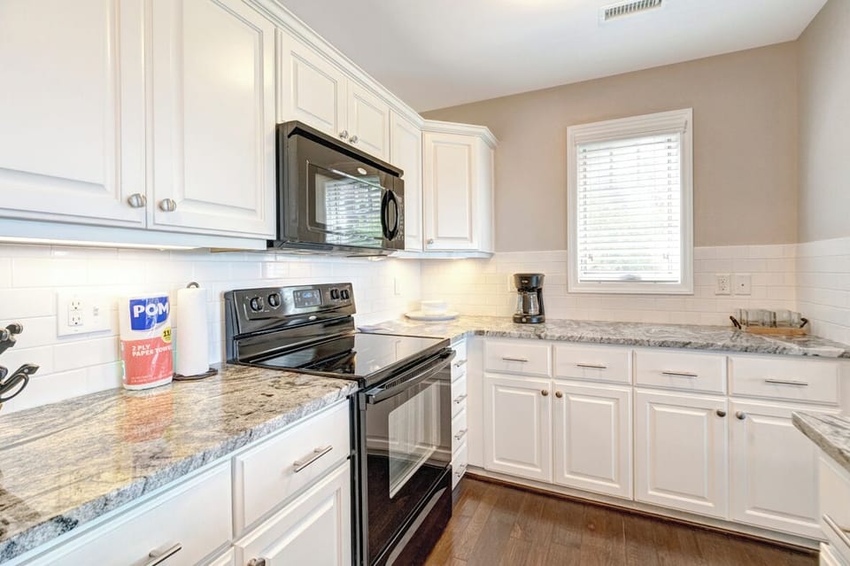 Kitchen--- Granite Counter-tops, Modern