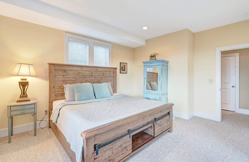 Guest Bedroom--- King Size Bed, Downstairs