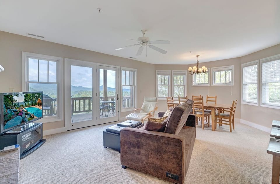 Open Floor Plan--- Majestic Mountain View