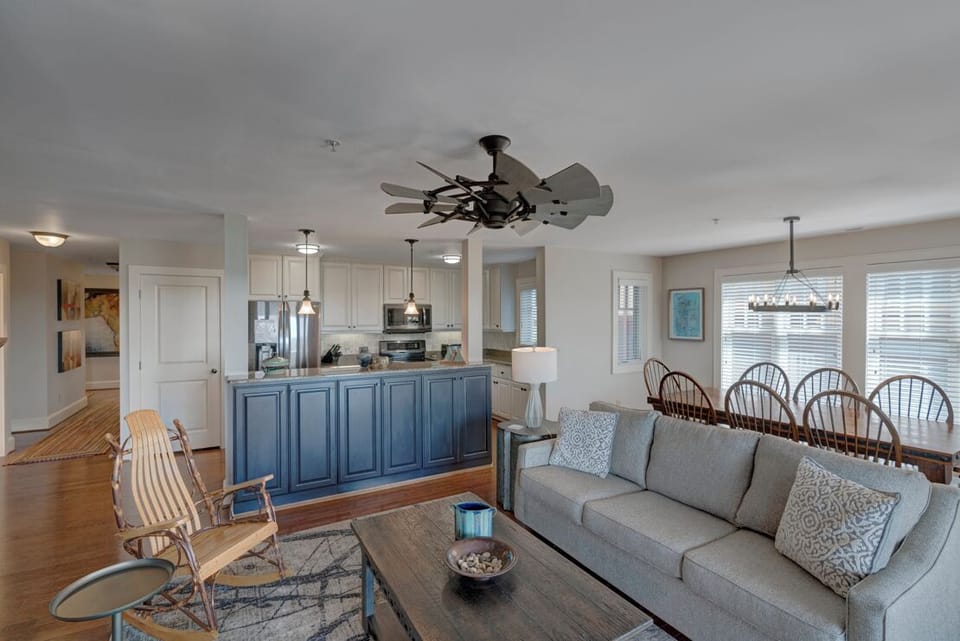 Open Floor Plan--- Kitchen/Dining/Living Rooms