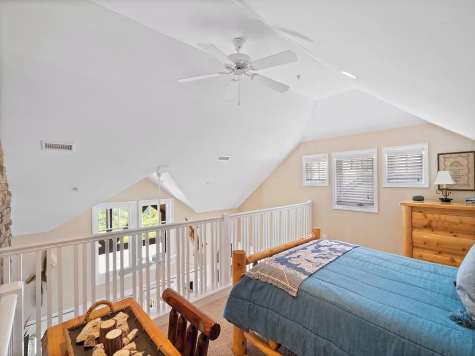 Loft Area--- Full Size Bed