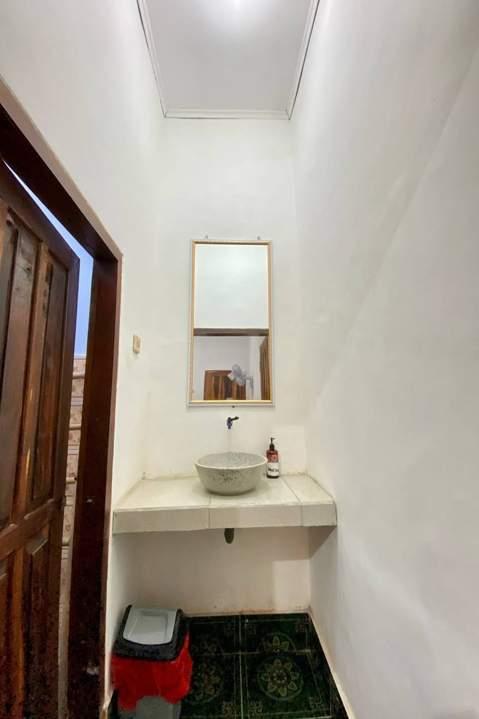 Shower, free toiletries, towels