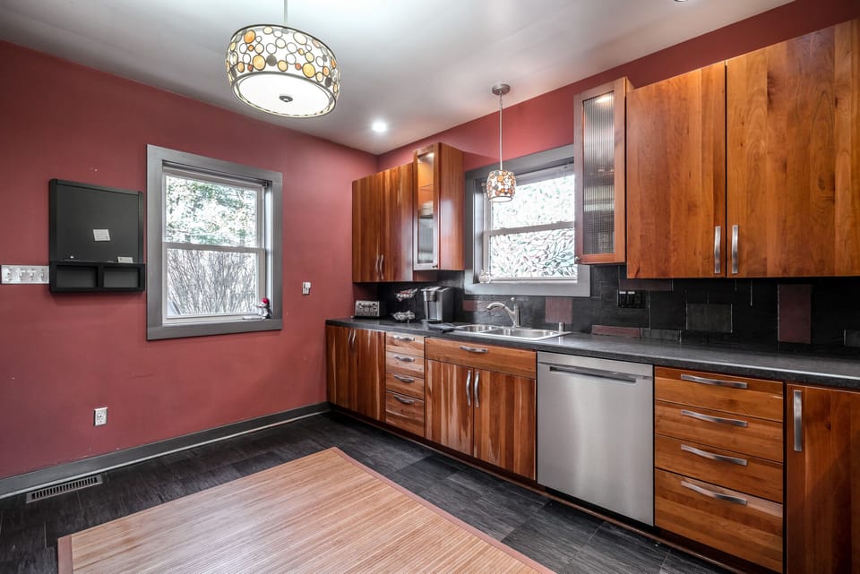More kitchen photos. Did I tell you how big this kitchen is?