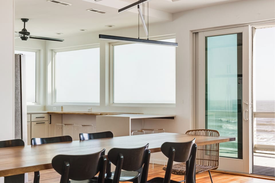 Relaxed dining corner with natural light and a modern aesthetic