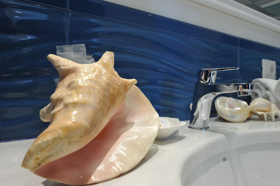 Family Quadruple Room, 1 Queen Bed with Sofa bed, Garden View | Bathroom sink