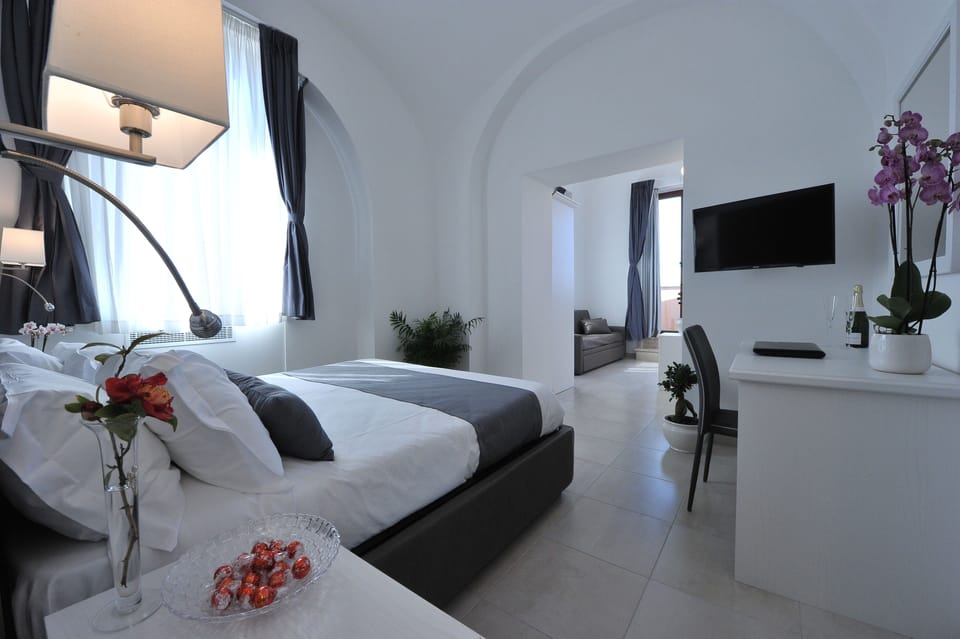 Premium bedding, down comforters, minibar, in-room safe