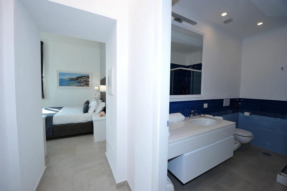 Shower, rainfall showerhead, free toiletries, hair dryer