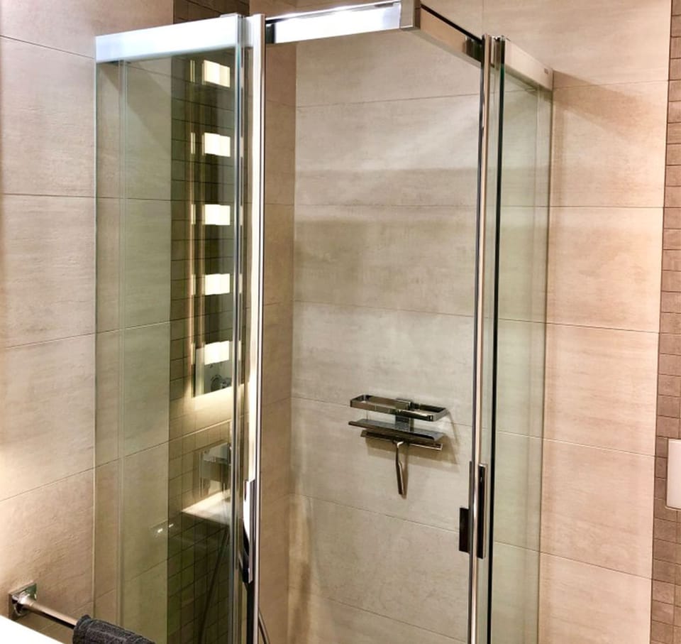 Deluxe Double Room, Balcony | Bathroom shower