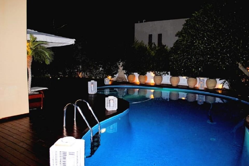 Seasonal outdoor pool, pool umbrellas, sun loungers