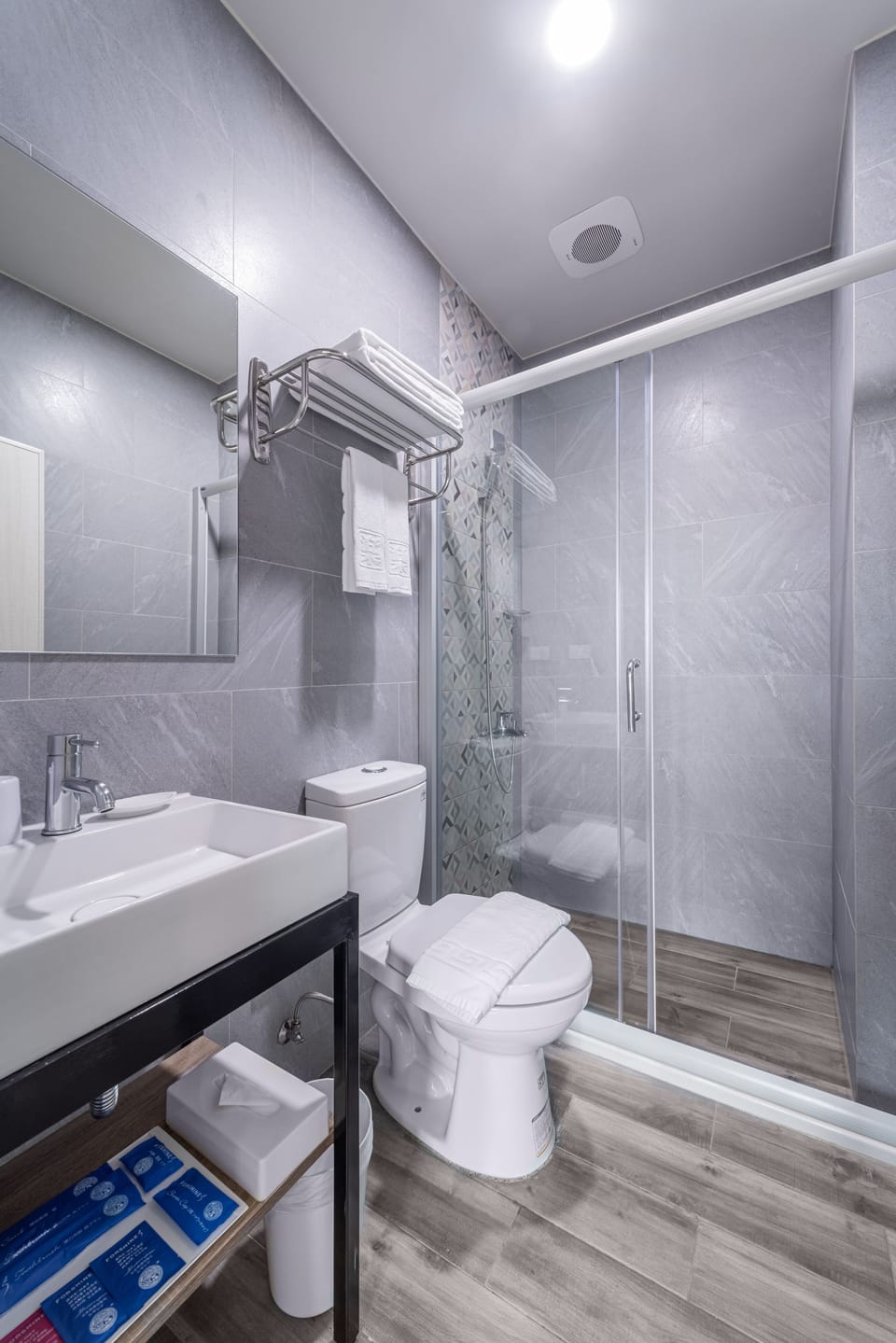 Standard Double Room, 1 Double Bed, Non Smoking | Bathroom | Shower, free toiletries, hair dryer, slippers