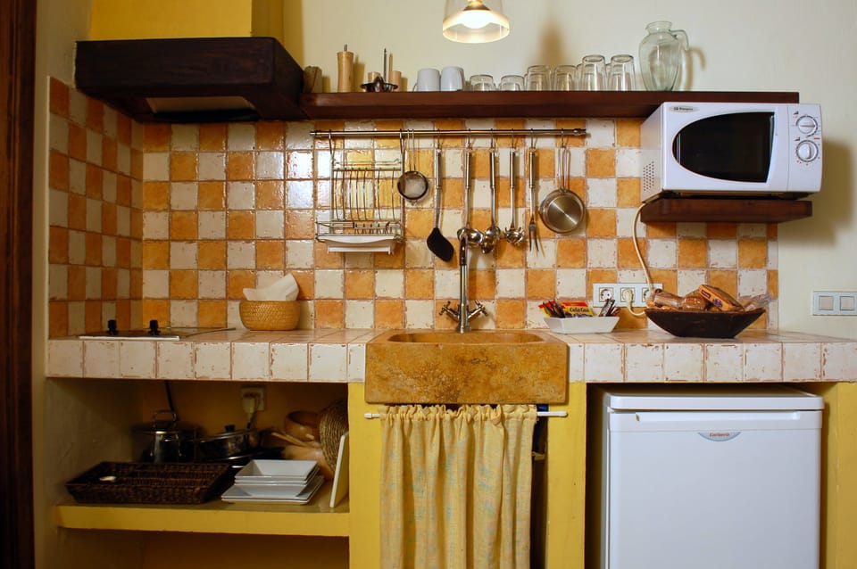 Full-size fridge, microwave, stovetop, coffee/tea maker
