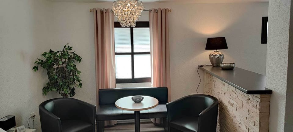 Quadruple Room, Ensuite (Zimmer 21) | Food and drink