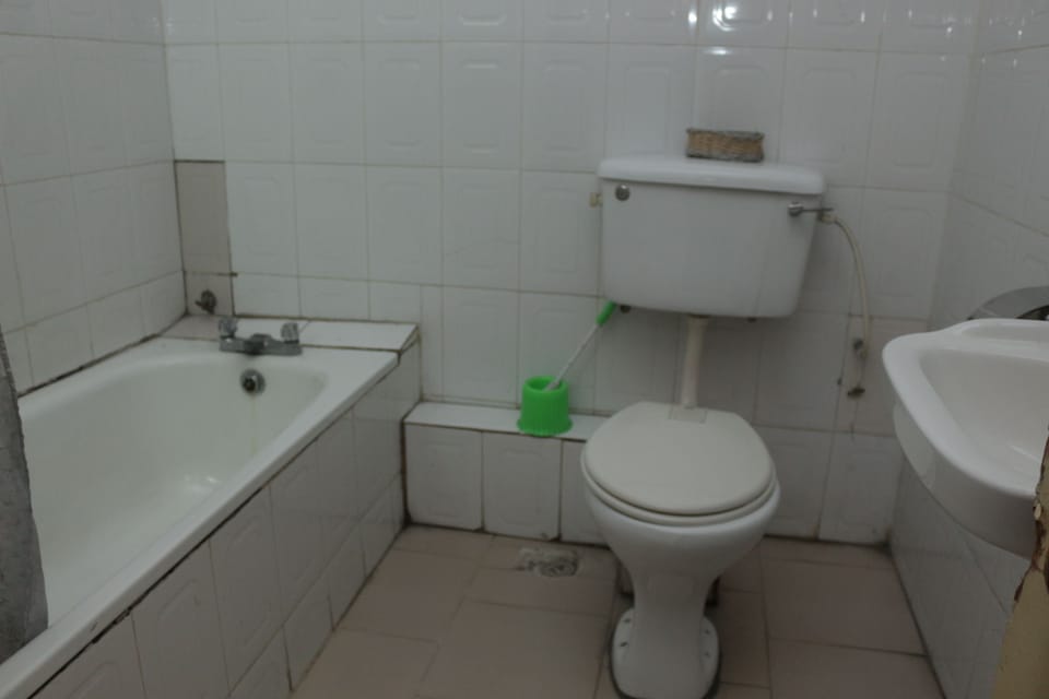 Royal Suite | Bathroom | Combined shower/tub, deep soaking tub, free toiletries