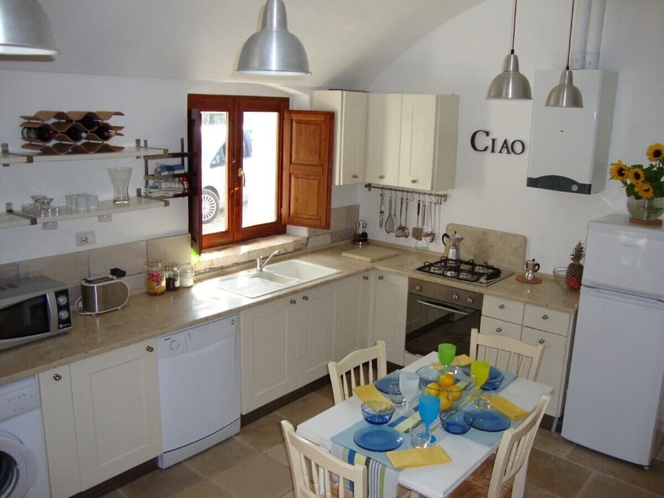 Eat-in kitchen w/ dishwasher, micro, washing mach