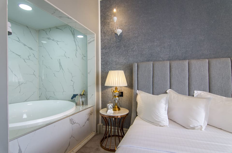 Executive Suite | Minibar, in-room safe, individually decorated, individually furnished