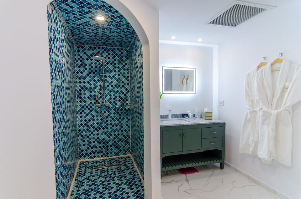 Executive Suite | Bathroom | Shower, free toiletries, hair dryer, bathrobes