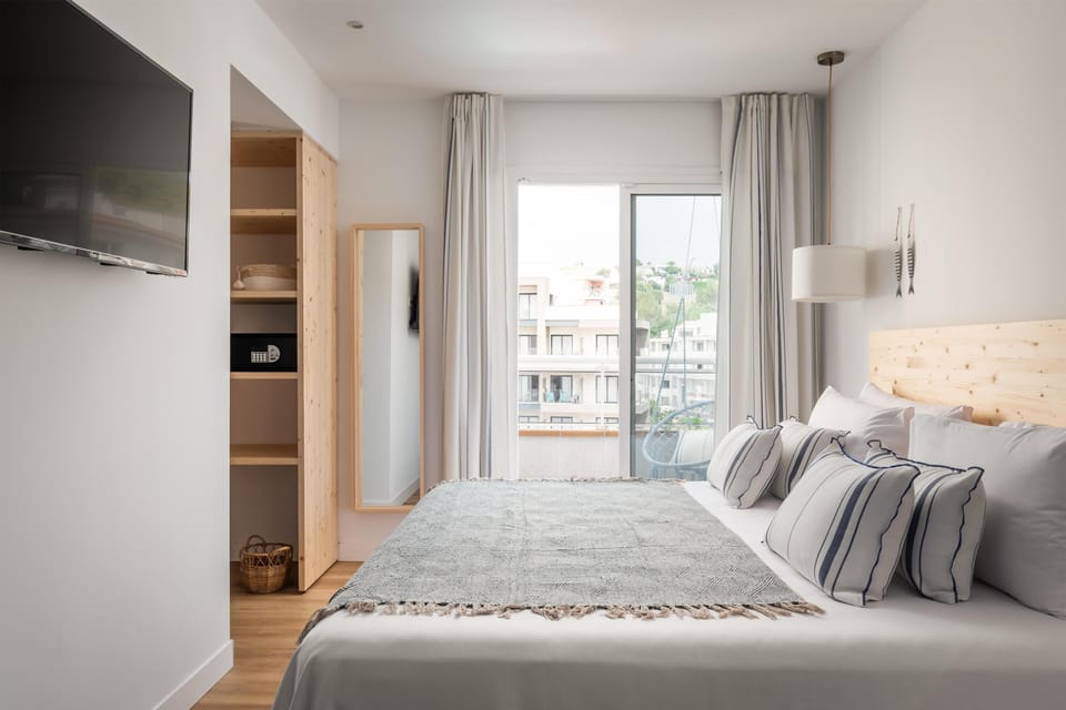 Desk, WiFi, bed sheets