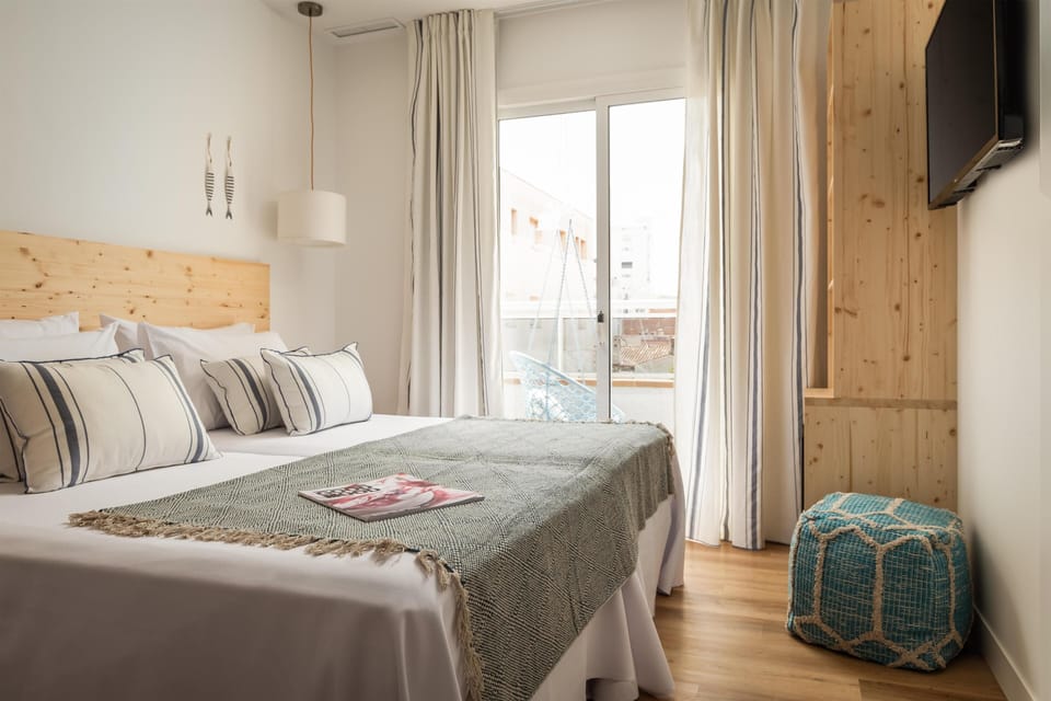 Desk, WiFi, bed sheets