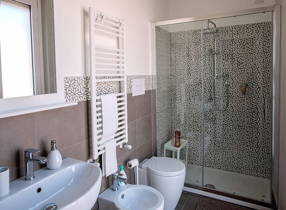 Double Room, Balcony | Bathroom | Shower, rainfall showerhead, hair dryer, bidet