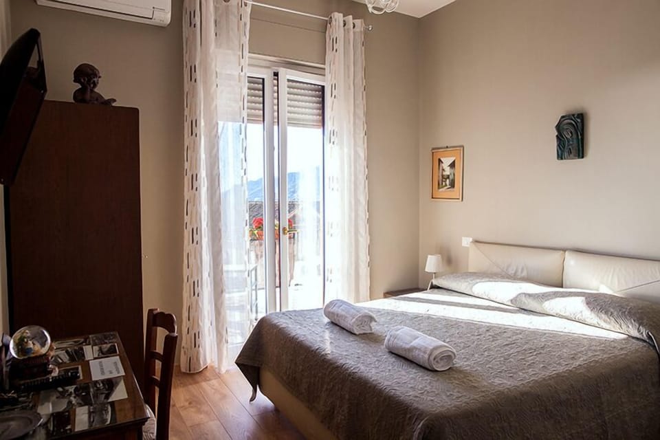 Double Room, Sea View | Premium bedding, memory foam beds, in-room safe, desk