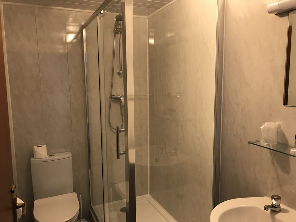 Room 1 | Bathroom | Free toiletries, hair dryer, towels
