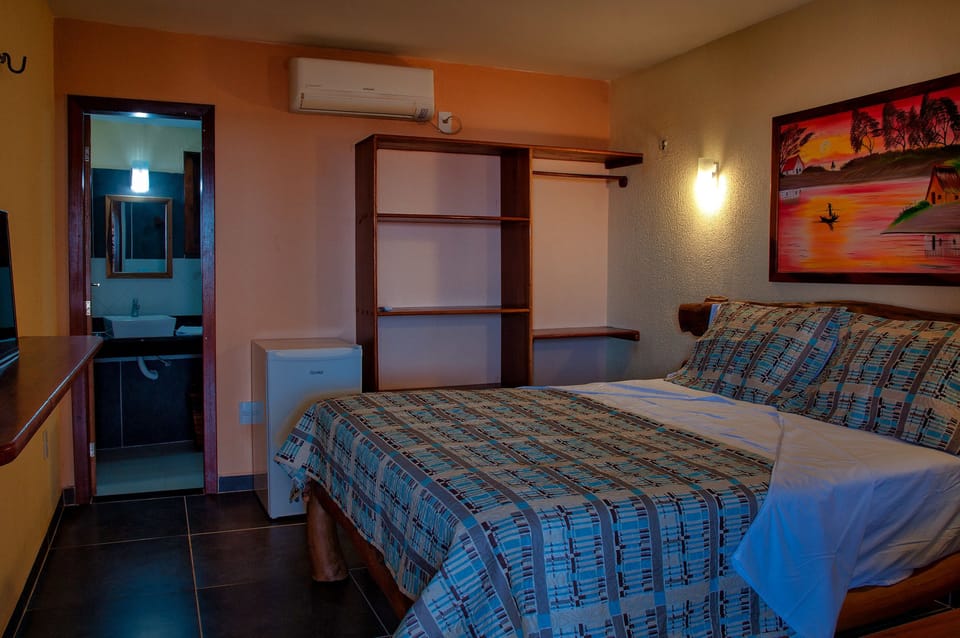 Basic Room, Non Smoking | Minibar, individually decorated, individually furnished, desk