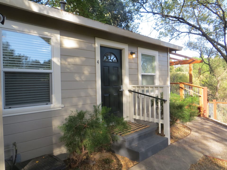 Your little Getaway! Front door to apartment