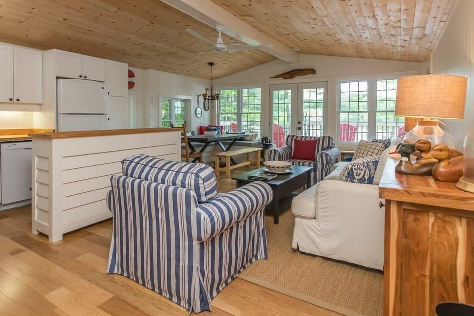 Quaint living room/dining/kitchen