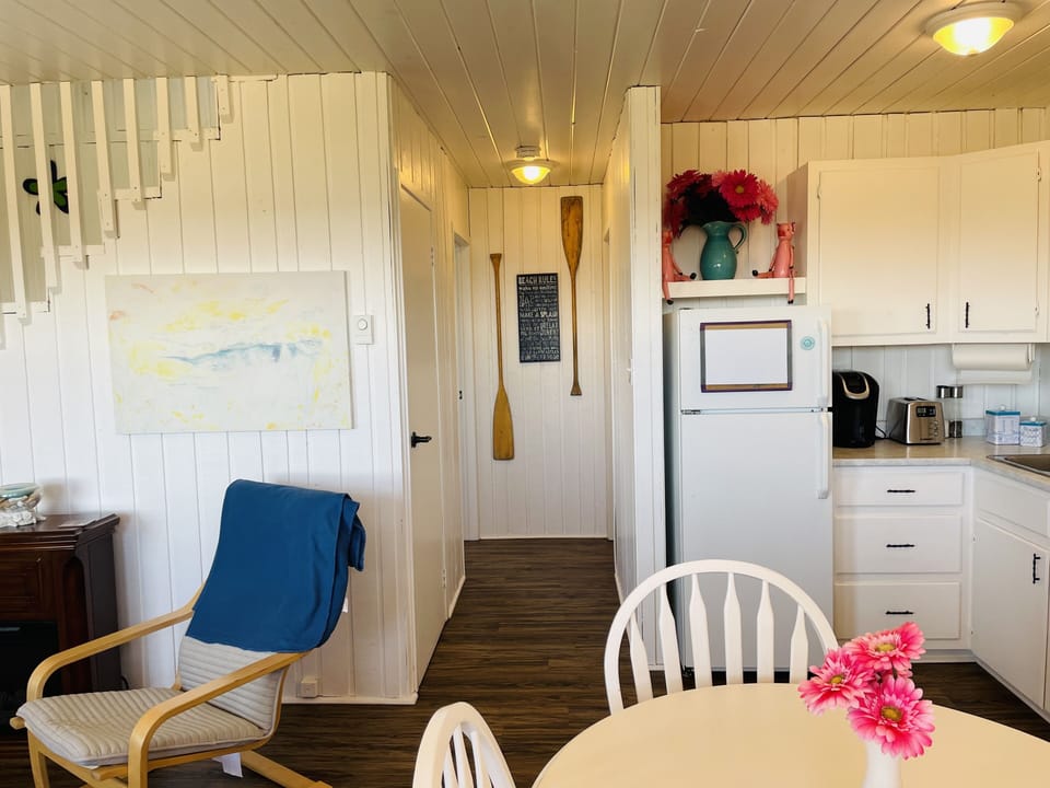 Hall to bathroom and bedroom 