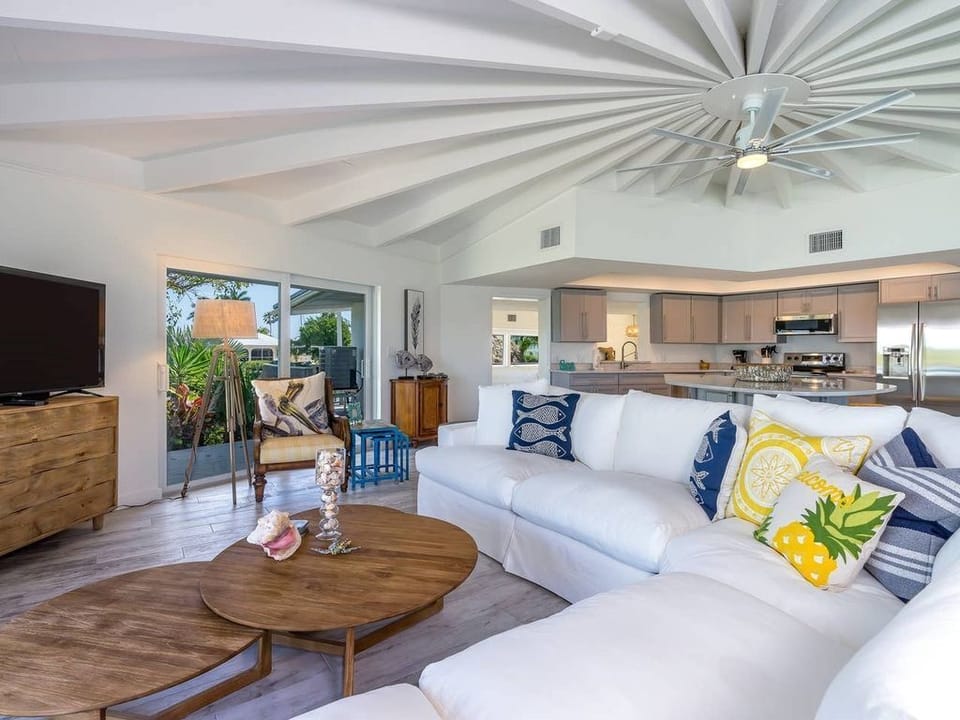 Living and Kitchen Space 