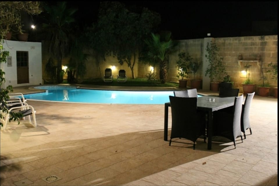Villa Naxxar Malta - Pool with large dining and entertaining area, BBQ and more