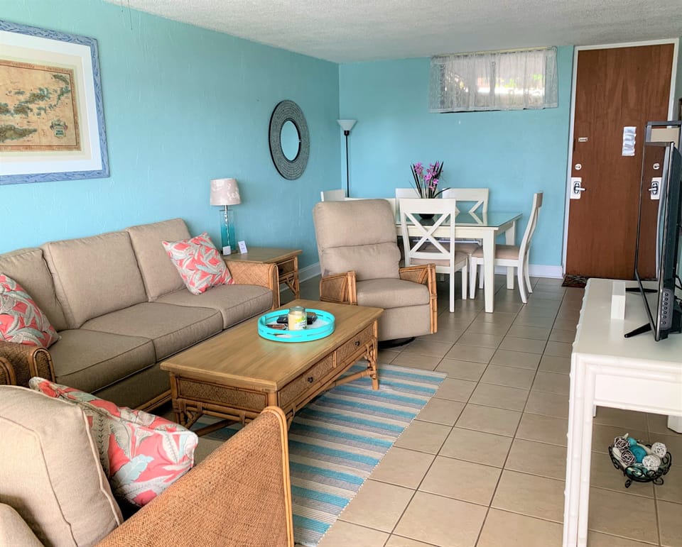Bright, airy tropical decor. New LR furniture in Summer 2019!